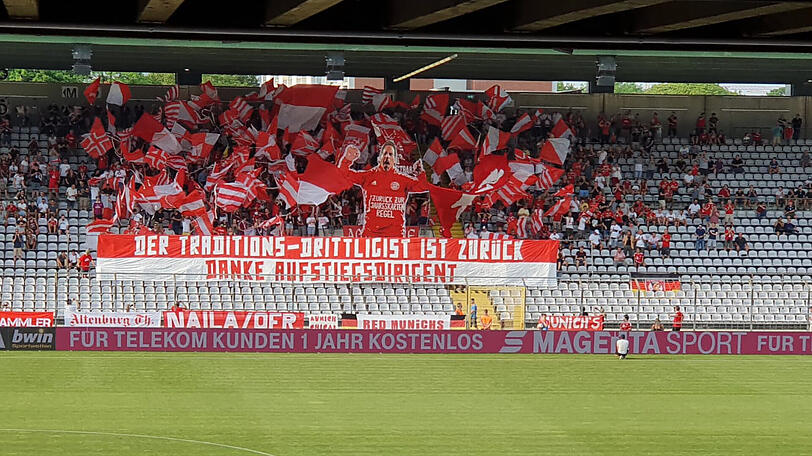 Die Fans der Bayern-Reserve mit Protest gegen die neue Jahreskarten-Regel.
