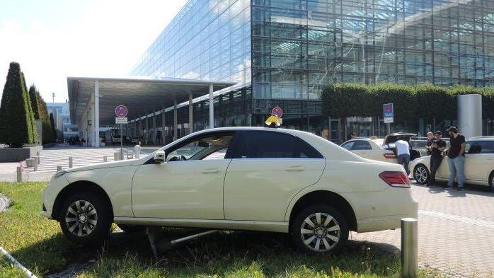 Weit kam der Autodieb am Münchner Flughafen mit dem Taxi nicht.