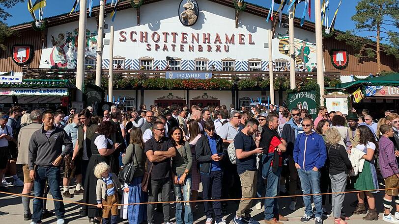 Wiesn-Besucher warten auf den Einzug der Wirte.