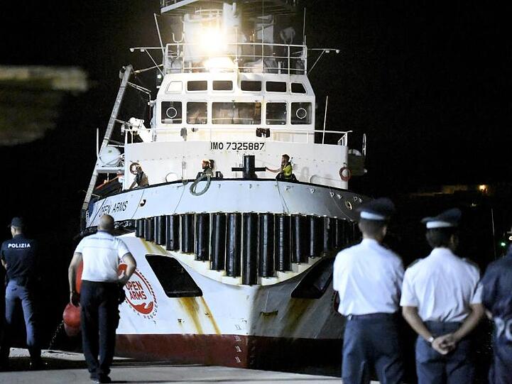 Das Rettungsschiff "Open Arms" kommt auf Lampedusa an.