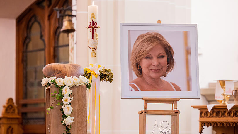 Die herzförmige Urne und ein Portraitbild von Heide Keller am Altar der Kirche St. Martin Die herzförmige Urne und ein Portraitbild von Heide Keller am Altar der Kirche St. Martin
