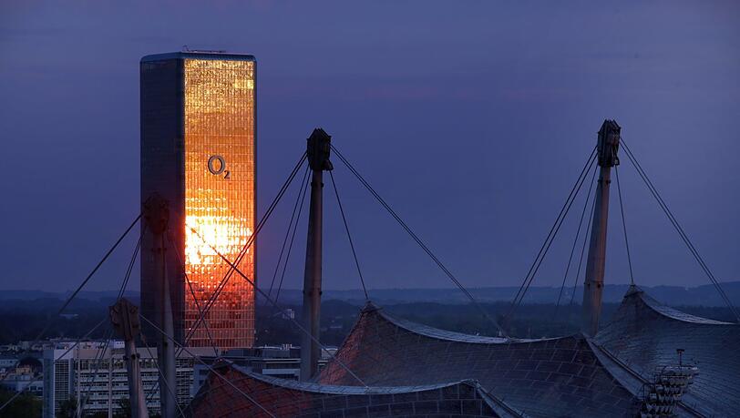 Was für eine tolle Reflexion am höchsten Hochhaus der Stadt. Was für eine tolle Reflexion am höchsten Hochhaus der Stadt.