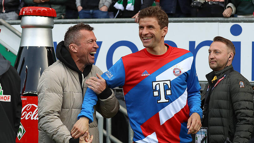 Lothar Matthäus (l.) und Thomas Müller witzeln vor dem Anpfiff in Bremen miteinander. Lothar Matthäus (l.) und Thomas Müller witzeln vor dem Anpfiff in Bremen miteinander.