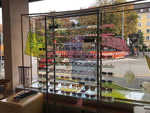Im Brillen- und Hörgeräte-Geschäft "Docks" am Kurfürstenplatz sind wegen der Erschütterungen auf der Tram-Baustelle sogar etliche Brillen vom Aufsteller im Schaufenster gefallen. Im Brillen- und Hörgeräte-Geschäft "Docks" am Kurfürstenplatz sind wegen der Erschütterungen auf der Tram-Baustelle sogar etliche Brillen vom Aufsteller im Schaufenster gefallen.