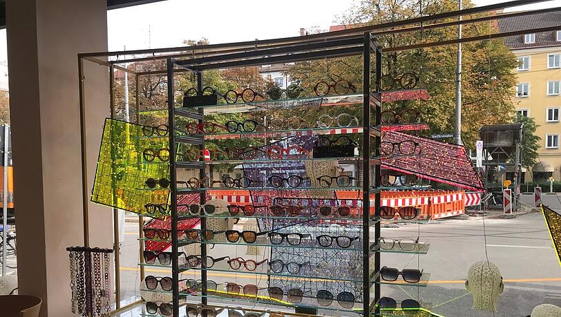 Im Brillen- und Hörgeräte-Geschäft "Docks" am Kurfürstenplatz sind wegen der Erschütterungen auf der Tram-Baustelle sogar etliche Brillen vom Aufsteller im Schaufenster gefallen. Im Brillen- und Hörgeräte-Geschäft "Docks" am Kurfürstenplatz sind wegen der Erschütterungen auf der Tram-Baustelle sogar etliche Brillen vom Aufsteller im Schaufenster gefallen.