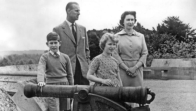 Viele Bilder der Royals wie dieses mit Queen Elizabeth, Prinz Philip und ihren Kindern Charles und Anne wurden veröffentlicht. Im Buckingham Palast gibt es nun auch privatere Momente zu sehen.