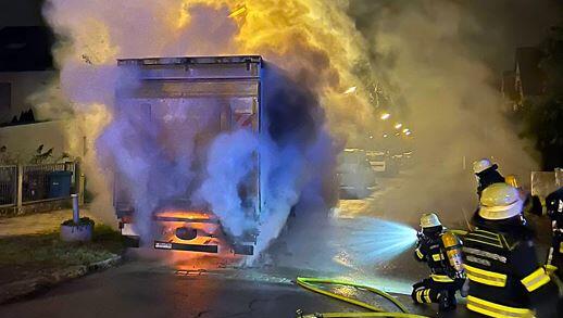 Feuerwehrleute löschen den brennenden Lastwagen in der Hardenbergstraße.
