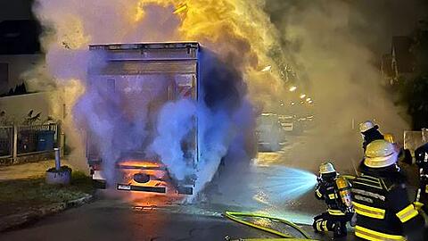 Feuerwehrleute löschen den brennenden Lastwagen in der Hardenbergstraße.