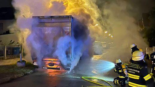 Feuerwehrleute löschen den brennenden Lastwagen in der Hardenbergstraße.
