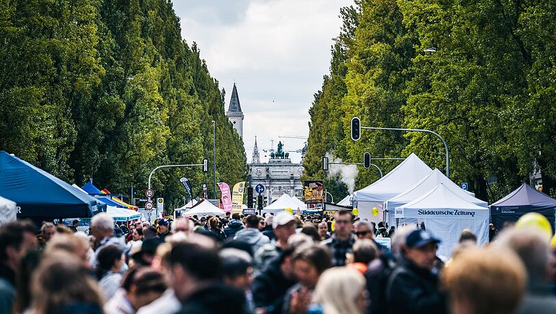 Zwischen Münchner Freiheit und Siegestor: Der Corso Leopold wartet mit einem vielfältigen Programm auf – das ganze Wochenende bei freiem Eintritt. Nur wenige Meter weiter geht die Sause in das Zamanand Festival über. Auch hier wird bis Sonntag um 21 Uhr gefeiert.