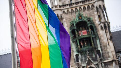 Vor dem Münchner Rathaus weht die Pride-Flagge. (Archivbild) Vor dem Münchner Rathaus weht die Pride-Flagge. (Archivbild)
