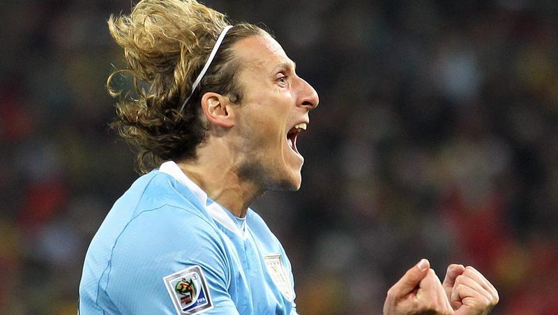Diego Forlan jubelt nach seinem Tor zum 1:1. Diego Forlan jubelt nach seinem Tor zum 1:1.