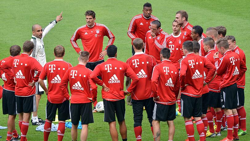 Pep Guardiola bei seinem ersten Training. Pep Guardiola bei seinem ersten Training.