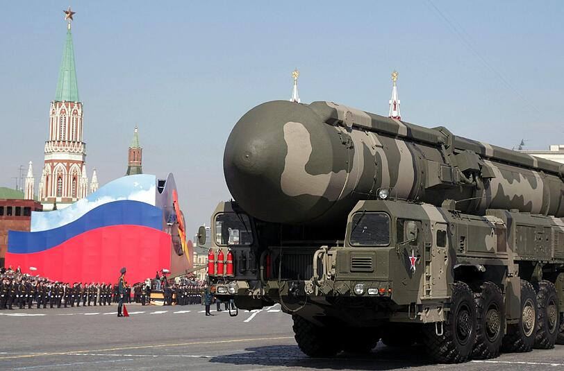 Eine moderne strategische russische Atomrakete vom Typ Topol-M (Nato-Code: SS-27 Sickle B) bei einer Militärparade zum Tag des Sieges auf dem Roten Platz in Moskau.