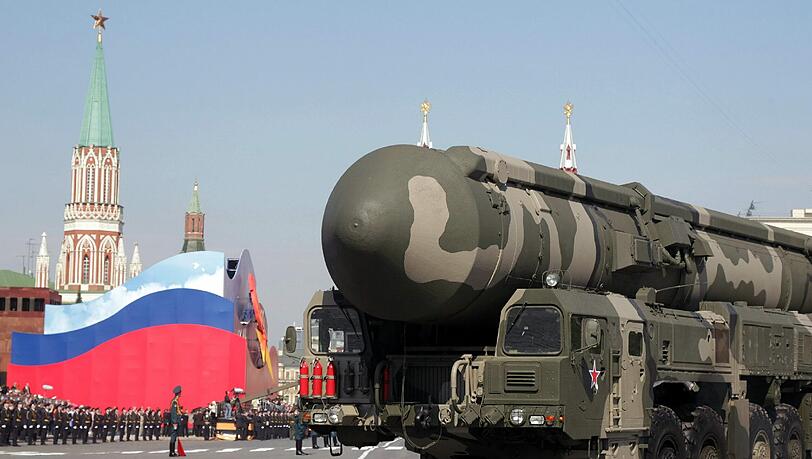 Eine moderne strategische russische Atomrakete vom Typ Topol-M (Nato-Code: SS-27 Sickle B) bei einer Militärparade zum Tag des Sieges auf dem Roten Platz in Moskau. Eine moderne strategische russische Atomrakete vom Typ Topol-M (Nato-Code: SS-27 Sickle B) bei einer Militärparade zum Tag des Sieges auf dem Roten Platz in Moskau.