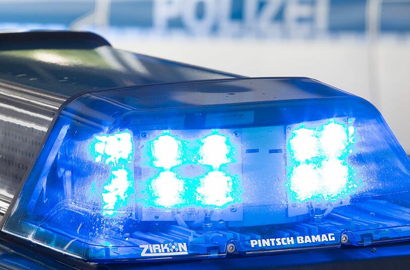 Blaulicht eines Polizeiwagens. In Büren soll ein 27-Jähriger seinen Beifahrer tot oder sterbend im Unfallauto zurückgelassen haben. Foto: Friso Gentsch/Archiv