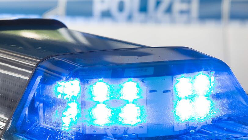 Blaulicht eines Polizeiwagens. In Büren soll ein 27-Jähriger seinen Beifahrer tot oder sterbend im Unfallauto zurückgelassen haben. Foto: Friso Gentsch/Archiv Blaulicht eines Polizeiwagens. In Büren soll ein 27-Jähriger seinen Beifahrer tot oder sterbend im Unfallauto zurückgelassen haben. Foto: Friso Gentsch/Archiv