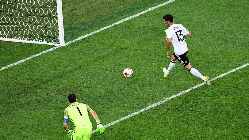 Lars Stindl - Note 2: Sein Ballverlust leitete kurz nach Anpfiff die erste gute Chance der Chilenen ein. Dann krönte er seine Traumturnier: mit dem siegbringenden Treffer. Übernahm nach Werners Auswechslung die Position in der Sturmspitze.