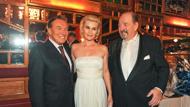 Ralph Siegel, seine damalige Ehefrau Kriemhild und Karel Gott (li.) bei einem Gala-Dinner in München.