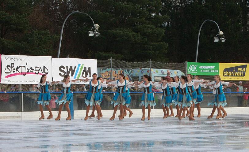 Eishockey, Eiskunstlauf, Skibob, die Mandolin-Showtruppe und die Eislaufkids - das sind nur ein paar der Attraktionen, die die Besucher beim Eisfestival erleben können.