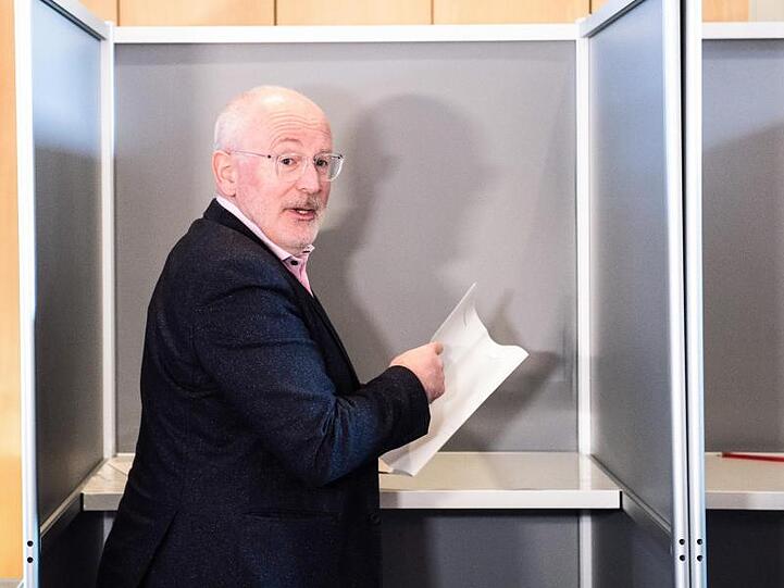 In den Niederlanden liegen nach einer Prognose die Sozialisten des europäischen Spitzenkandidaten Frans Timmermans überraschend vorn.