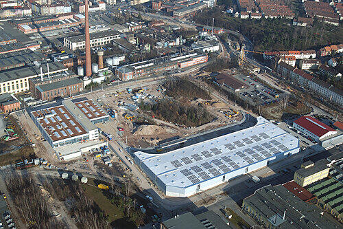 Nürnbergs größte Photovoltaik-Anlage ist in der Katzwanger Straße zu finden, auf dem Dach des VGN-Straßenbahndepots.