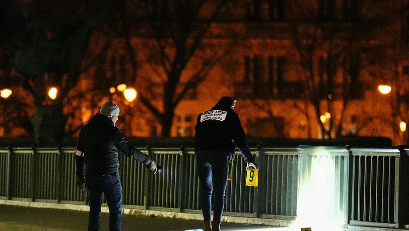 Forensiker der Polizei sind am Tatort des Messerangriffs im Einsatz. Ein mutmaßlicher Islamist hat in Paris einen deutschen Touristen getötet.