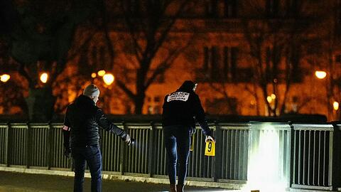 Forensiker der Polizei sind am Tatort des Messerangriffs im Einsatz. Ein mutmaßlicher Islamist hat in Paris einen deutschen Touristen getötet.