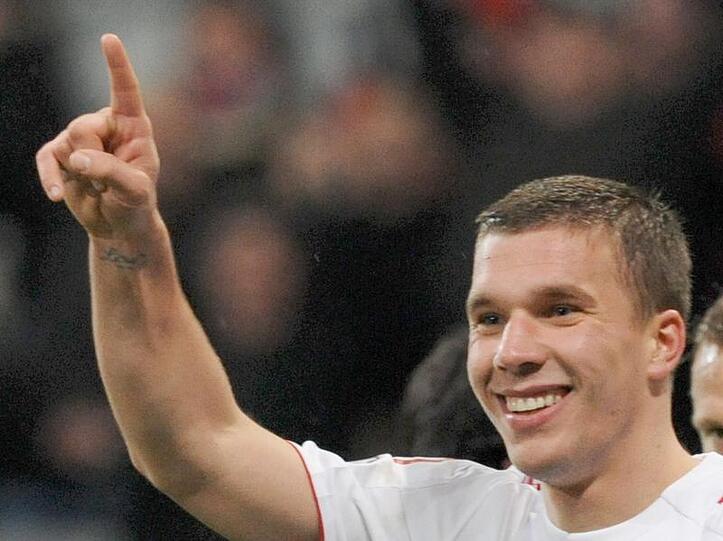 Von ganz da oben hätte die Eingebung kommen müssen, ein bisschen früher vielleicht: Lukas Podolski, Bald-wieder-Kölner