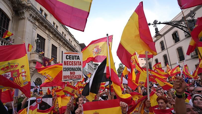 In Spaniens Nordafrika-Exklave Ceuta demonstrierten Tausende für eine Rückkehr zur Normalität und zum Verbleib bei Spanien. In Spaniens Nordafrika-Exklave Ceuta demonstrierten Tausende für eine Rückkehr zur Normalität und zum Verbleib bei Spanien.