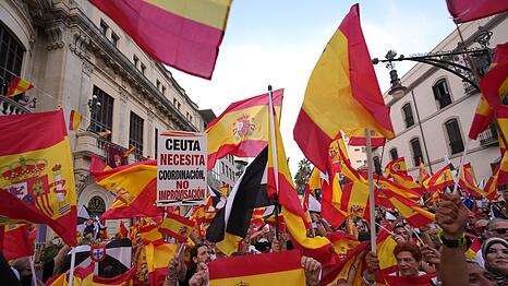 In Spaniens Nordafrika-Exklave Ceuta demonstrierten Tausende f&uuml;r eine R&uuml;ckkehr zur Normalit&auml;t und zum Verbleib bei Spanien.