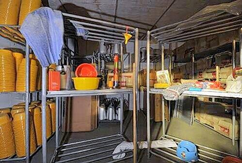 Schüsseln, Löffel, Handtücher, Seife, Toilettenpapier, Töpfchen, Schnuller und sogar Leichensäcke sind Teil der Notversorgung im Atombunker.
