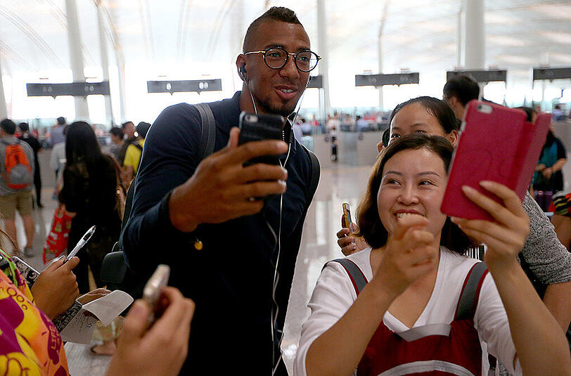 Der FC Bayern ist am Freitag in Peking gelandet und wurde von rund 1000 Fans schon am Flughafen frenetisch gefeiert. Die Bilder von der Ankunft.