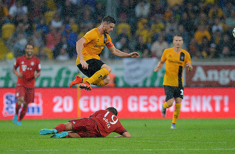 Abtauchen: Mario Götze im Zweikampf.