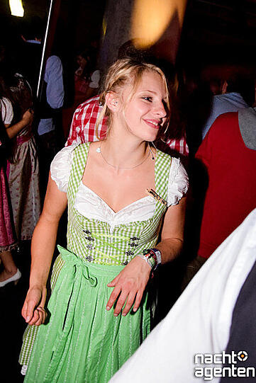 Zur Wiesn machen die Münchner im Neuraum nonstop Party.