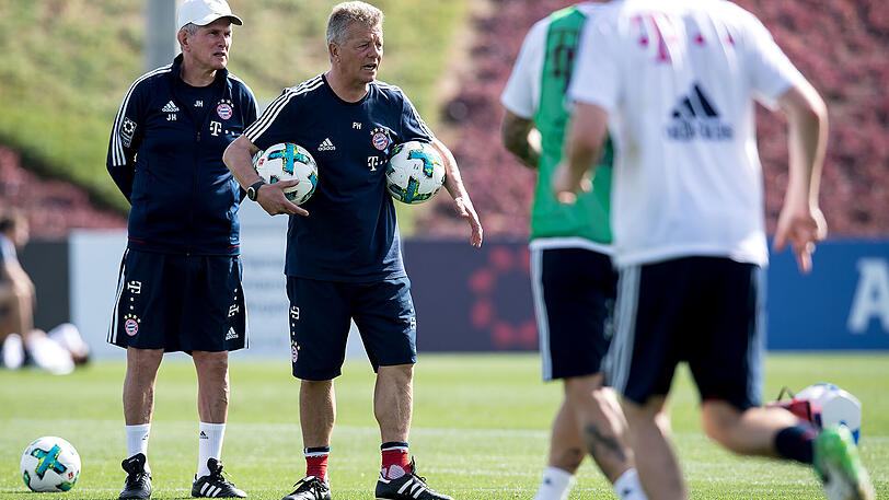 Jupp Heynckes (l.) mit seinem Assistenten Peter Hermann am Sonntag im Training.