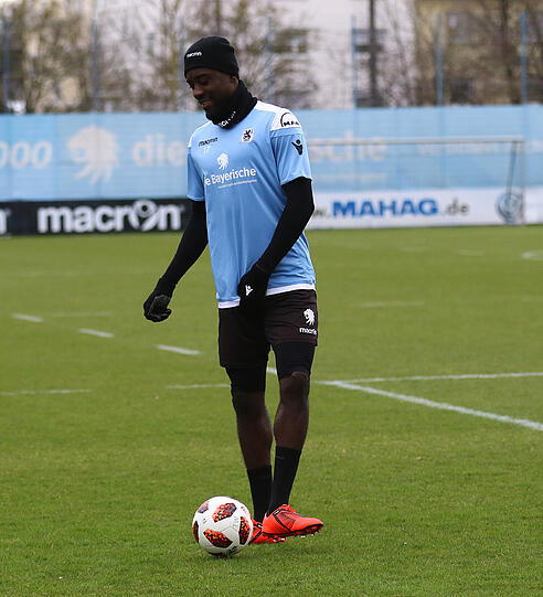 Prince Osei Owusu absolvierte am Montag sein erstes Training beim TSV 1860 - die Bilder!