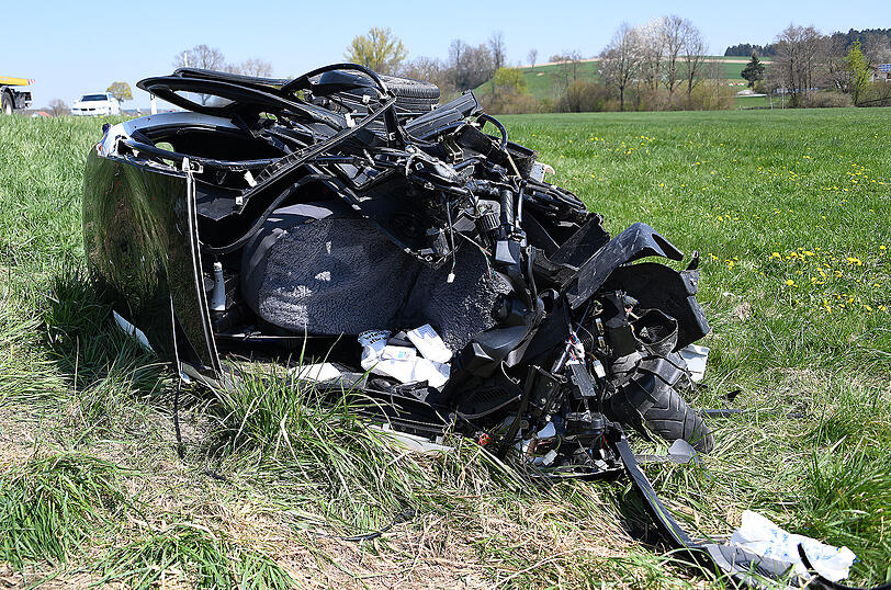 Das dreirädrige Gefährt wurde auf eine Wiese geschleudert. Für den Fahrer kam jede Hilfe zu spät.