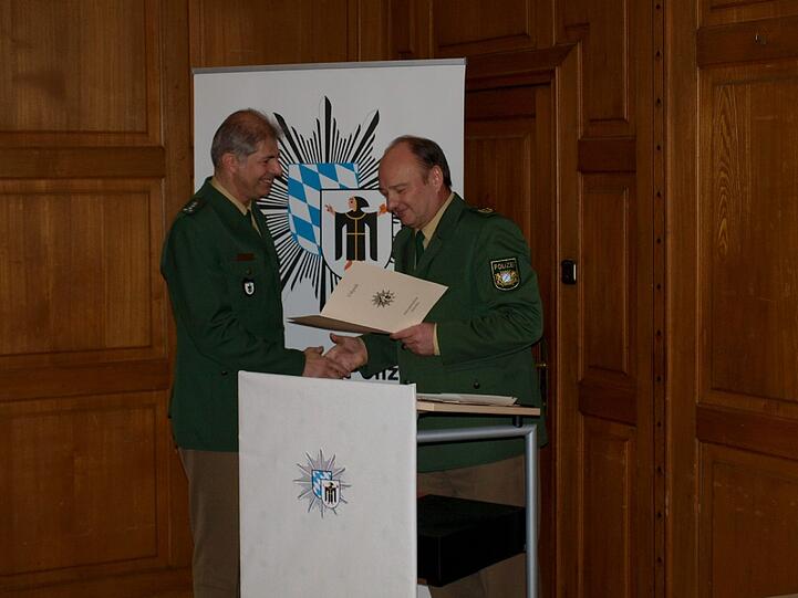 Hubertus Andrä (rechts) gratuliert dem neuen Dienststellenchef Peter Gloël.