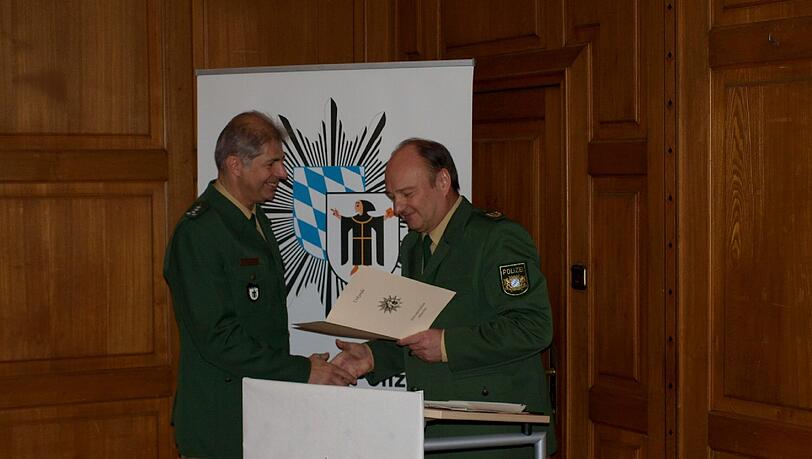 Hubertus Andrä (rechts) gratuliert dem neuen Dienststellenchef Peter Gloël. Hubertus Andrä (rechts) gratuliert dem neuen Dienststellenchef Peter Gloël.