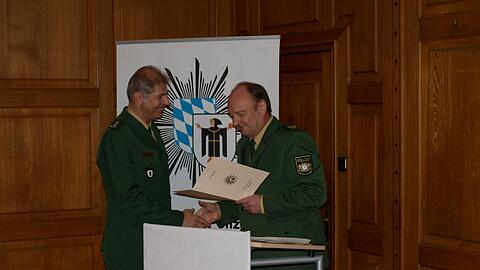 Hubertus Andrä (rechts) gratuliert dem neuen Dienststellenchef Peter Gloël.