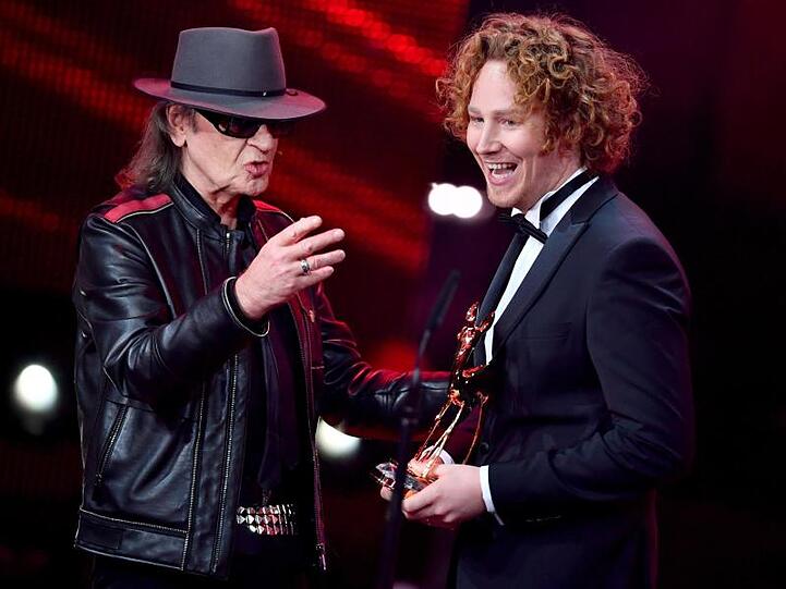 Udo Lindenberg überreicht Michael Schulte den Publikums-Bambi.
