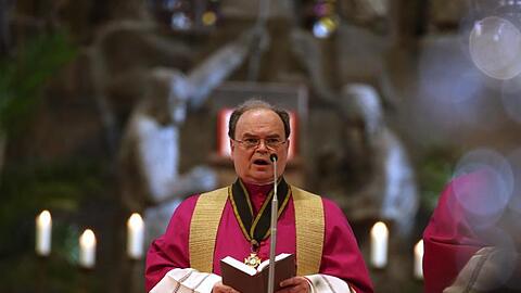 Bertram Meier, Bischof von Augsburg, steht im Hohen Dom. Foto: Karl-Josef Hildenbrand/dpa/Archivbild