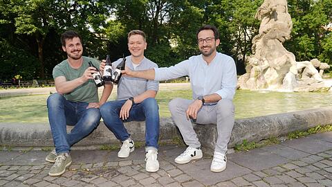 Stoßen an mit Münchner Pils (v. l.): Benno Hennigfeld, Moritz Buhl und Andreas Wilhelm.