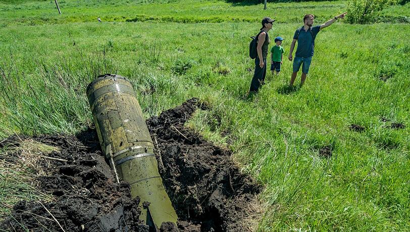 Die Überreste einer russischen Tochka-Rakete liegen auf einem Feld am Rand von Kostjantyniwka. Die Rakete wurde vom ukrainischen Raketenabwehrsystem der Stadt abgefangen. Die Überreste einer russischen Tochka-Rakete liegen auf einem Feld am Rand von Kostjantyniwka. Die Rakete wurde vom ukrainischen Raketenabwehrsystem der Stadt abgefangen.