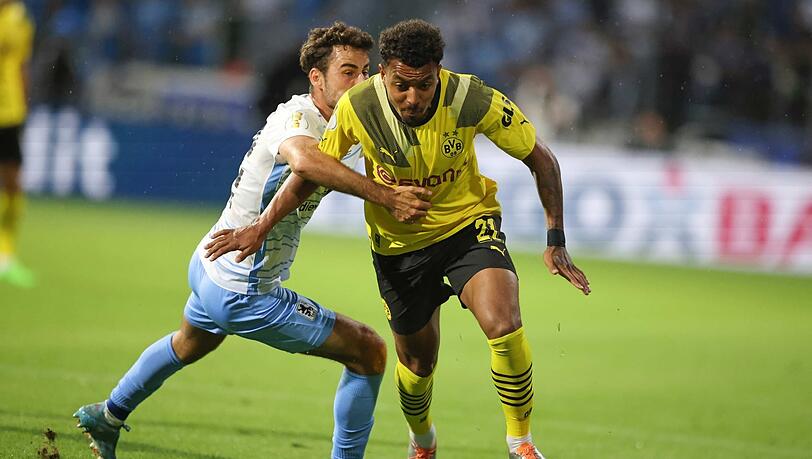 Eine Szene, die eigentlich schon alles über den Auftritt von Christopher Lannert in der ersten Pokal-Runde gegen den BVB sagt: Dortmunds Donyell Malen war für den Sechzig-Neuzugang nicht zu stoppen.