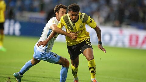 Eine Szene, die eigentlich schon alles über den Auftritt von Christopher Lannert in der ersten Pokal-Runde gegen den BVB sagt: Dortmunds Donyell Malen war für den Sechzig-Neuzugang nicht zu stoppen.