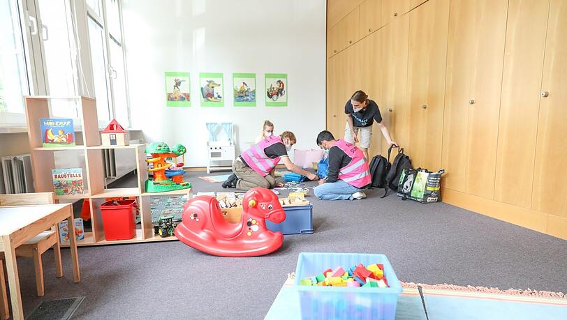 Für Flüchtlingskinder gibt es Spielsachen. Für Flüchtlingskinder gibt es Spielsachen.