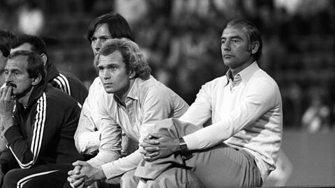 Aller Anfang ist schwer – selbst für einen Uli Hoeneß (Mitte): Als der Stürmer 1979 an der Säbener Straße übernimmt, steckt der FC Bayern schon seit Jahren in der Krise.