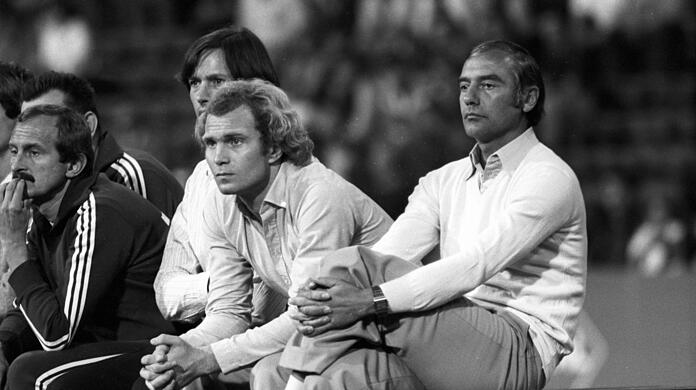 Aller Anfang ist schwer – selbst für einen Uli Hoeneß (Mitte): Als der Stürmer 1979 an der Säbener Straße übernimmt, steckt der FC Bayern schon seit Jahren in der Krise.